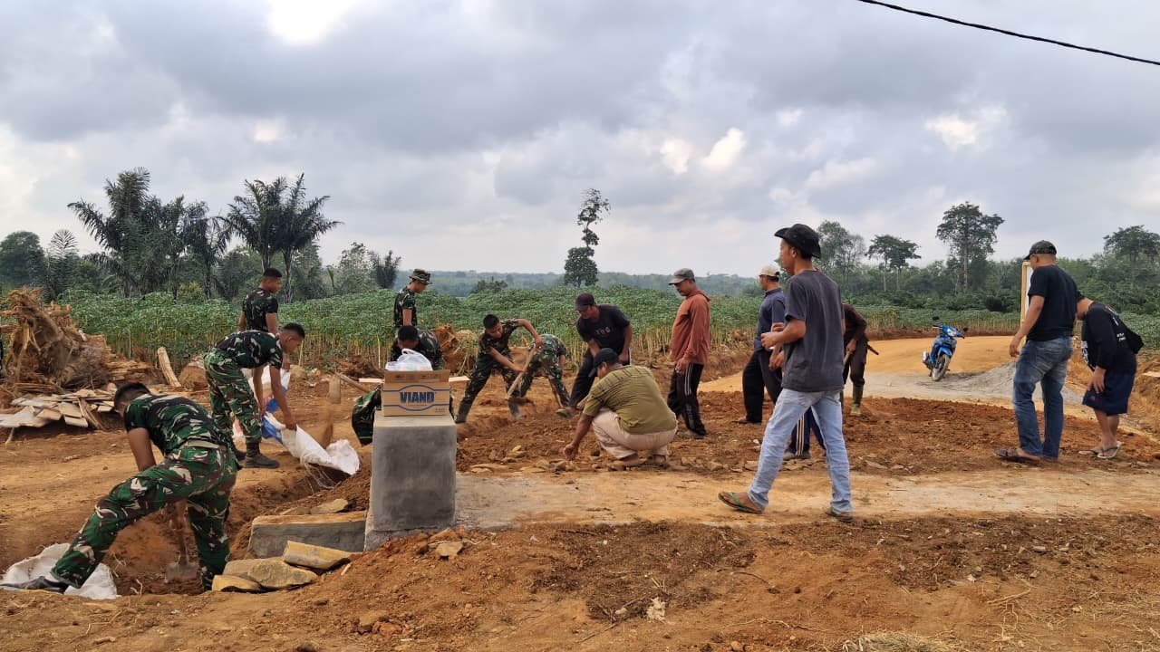 Warga Kompak Rapikan Timbunan Gorong-Gorong, Wujudkan Akses Jalan Penghubung Dua Kecamatan