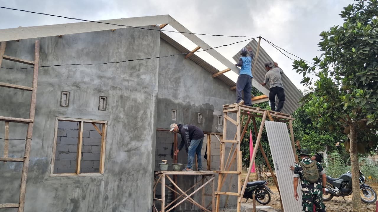 Pemasangan Atap Asbes RTLH Dikebut, Harapan Baru Sandri Mulai Terlihat Nyata