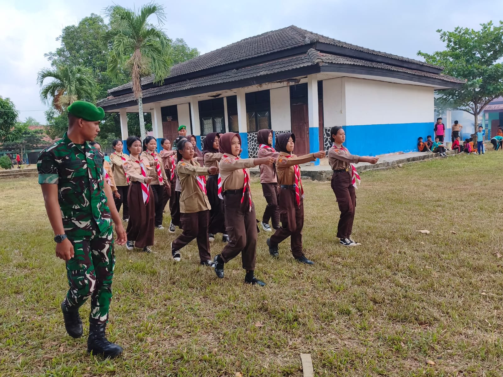 Tingkatkan Disiplin Siswa, Satgas TMMD ke-129 Kodim 0412/LU Berikan Pelatihan PBB dan PPM di SMPN 2 Sungkai Utara.