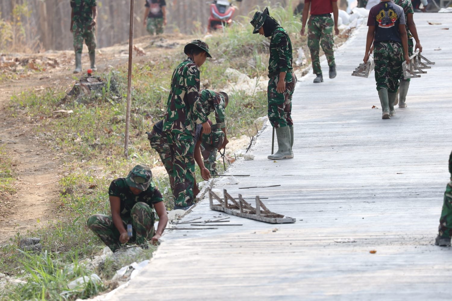 Cor Beton Mengering Sempurna, Satgas TMMD ke-129 Kodim 0812/Lamongan Geser Bekisting Demi Percepat Pembangunan Jalan