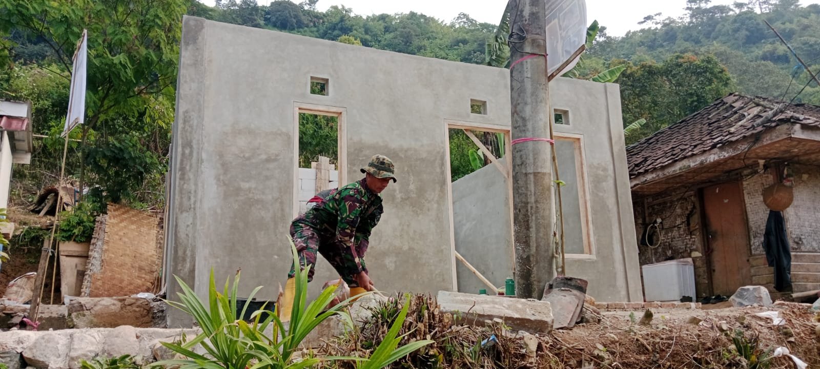 Tahap Pengacian Dipercepat, Rehab Rumah Bapak Burhanudin Kian Mendekati Penyelesaian