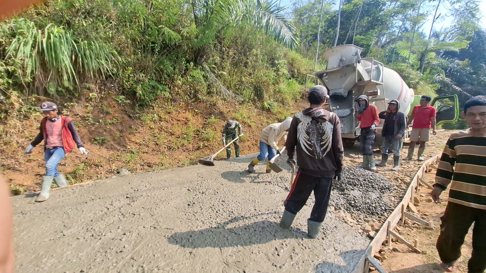 Betonisasi Jalan TMMD Ke-129 Kodim 0608/Cianjur Tembus 88,07 Persen, Akses Kampung Sindang Kasih Kian Mulus