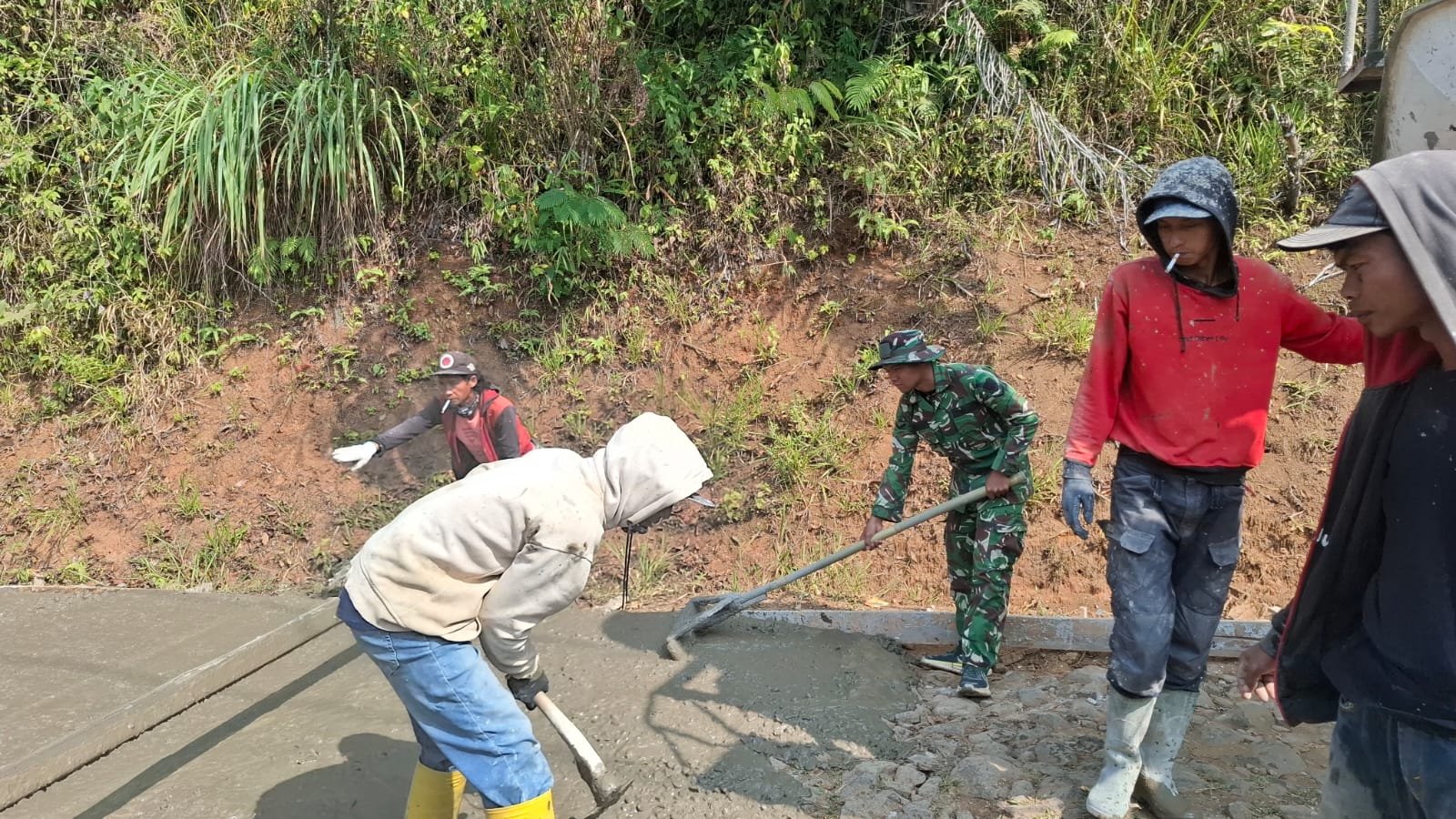 Kolaborasi Yon TP 938/Pancasona dan Warga Percepat Pengecoran Jalan TMMD Ke-129 Cianjur