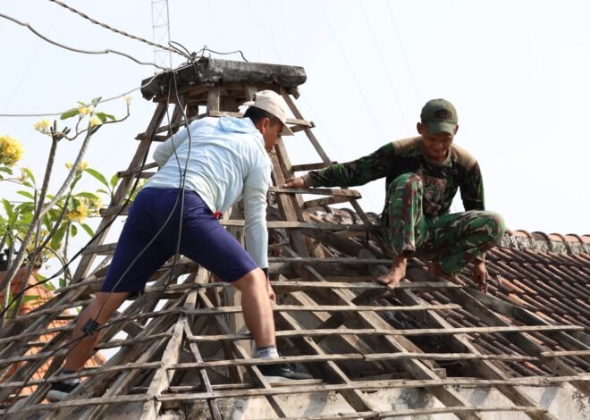 Satgas TMMD ke-129 Rehabilitasi Pos Kamling Desa Tlemang, Hadirkan Rasa Aman bagi Warga