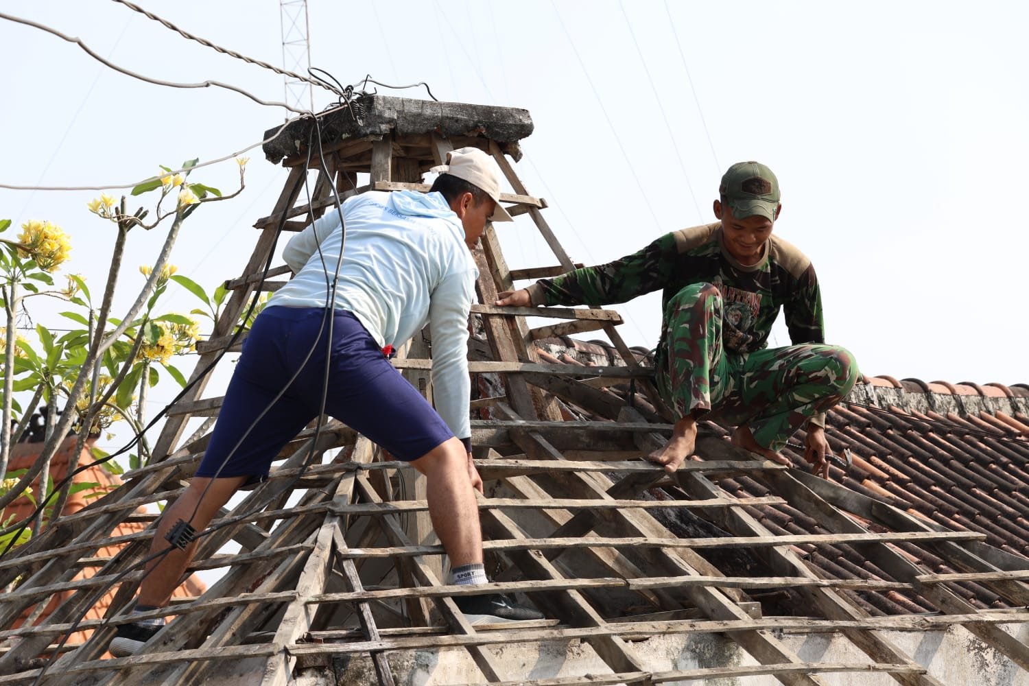 Satgas TMMD ke-129 Rehabilitasi Pos Kamling Desa Tlemang, Hadirkan Rasa Aman bagi Warga