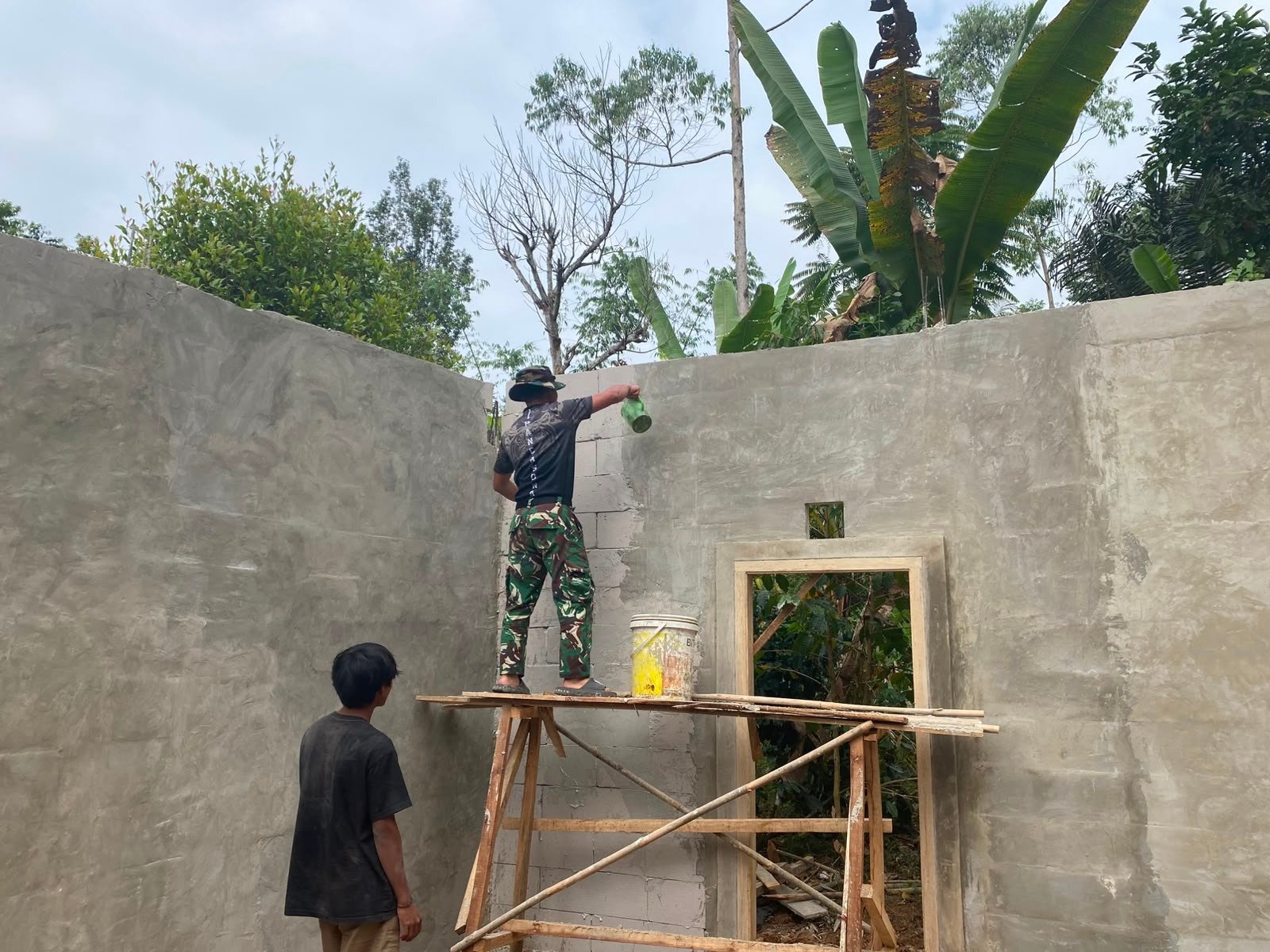 TMMD Ke-129 Kodim 0608/Cianjur: Yon TP 938/Pancasona Pacu Penyelesaian Rumah Bapak Entis Sutisna, Ditargetkan Sempurna Sebelum Penutupan