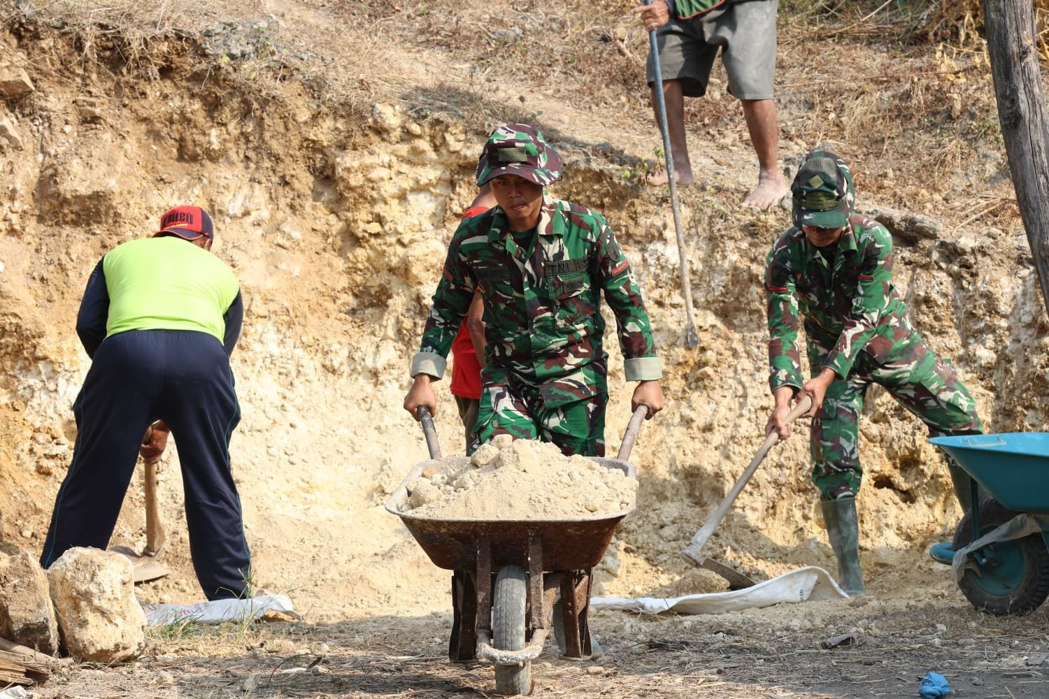 Arko dan Karung Goni Jadi Andalan, Satgas TMMD ke-129 Bersama Warga Kebut Pengurukan Jalan Desa Tlemang