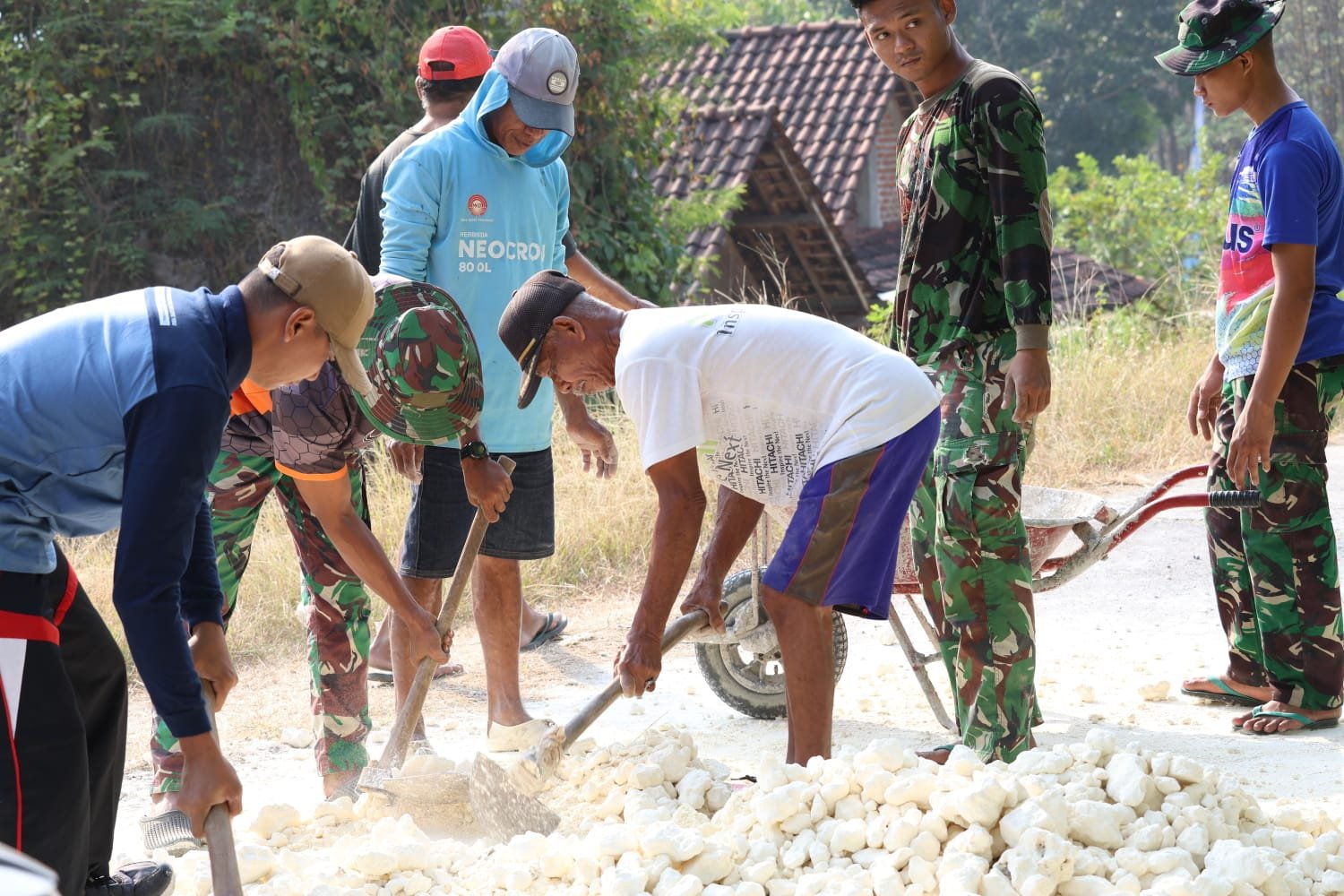 Gotong Royong Jadi Kekuatan Utama, TMMD ke-129 Kodim 0812/Lamongan Percepat Pembangunan Desa Tlemang