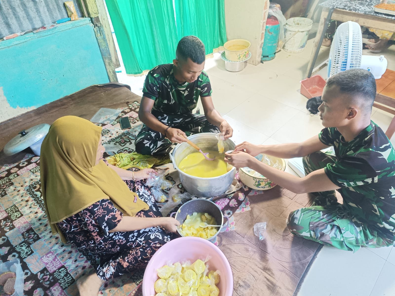 Suasana Kekeluargaan Terjalin di Rumah Ibu Sarmina, Satgas TMMD ke-129 Kodim 0911/Nunukan Ringankan Pekerjaan Dapur