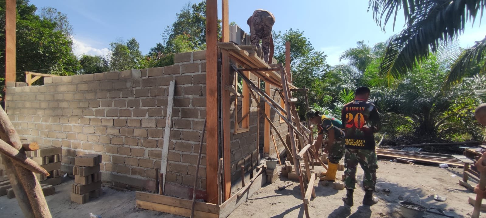 Gotong Royong Satgas TMMD Ke-129 Kodim 0413/Bangka Percepat Pembangunan Rumah Bapak Ardiansyah