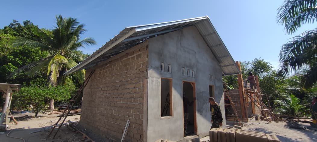 Rangka Atap Terpasang Kokoh, Progres Rumah Ibu Rodiah Lewati Babak Penting Satgas TMMD Ke-129 Kodim 0413/Bangka