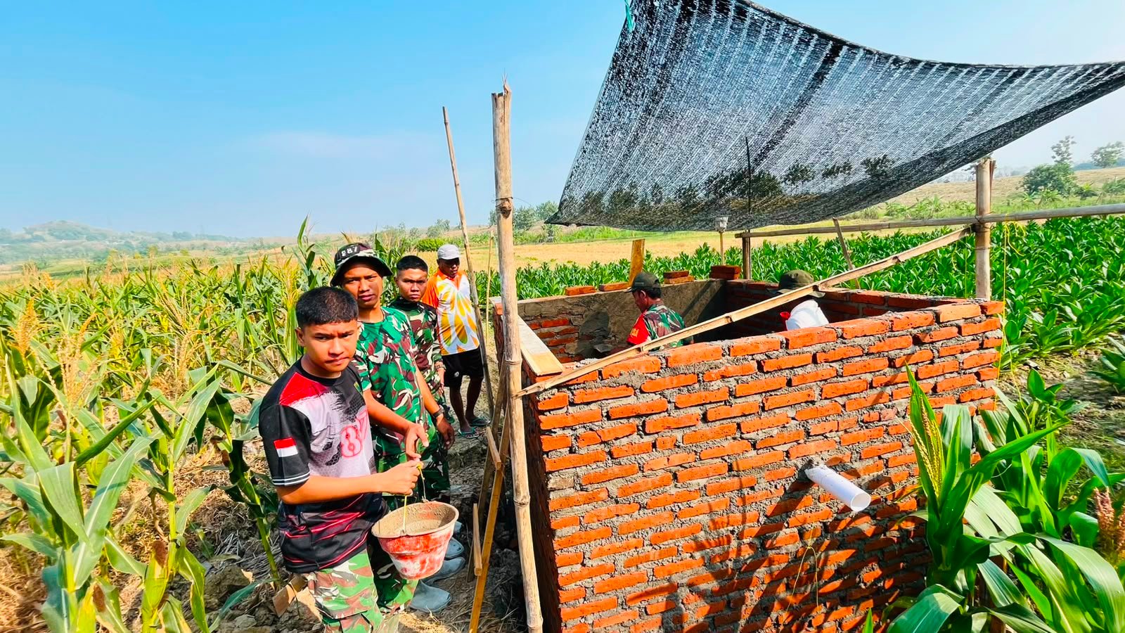 Babinsa dan Dan SSK TMMD ke-129 Tinjau Pembangunan Tandon Air Irigasi untuk Dukung Ketahanan Pangan di Desa Tlemang