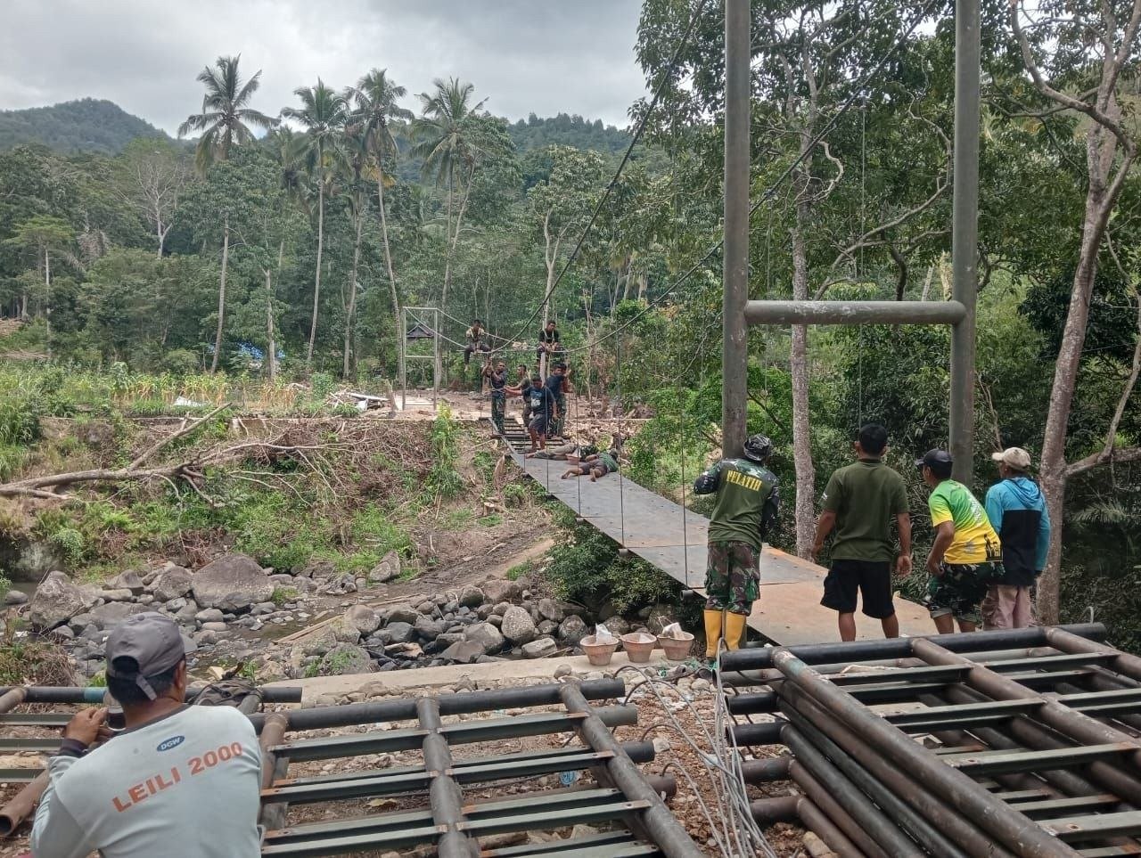 Kerja Sama TNI dan Masyarakat di Bone Mempercepat Pembangunan Jembatan
