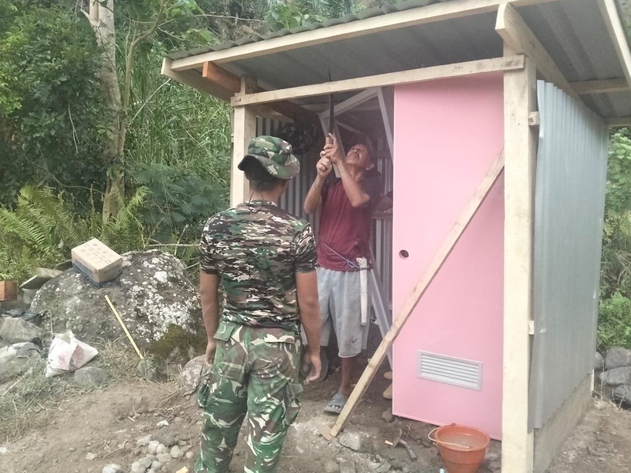 Pintu MCK Dapatkan Perhatian dari Satgas TMMD Ke-129