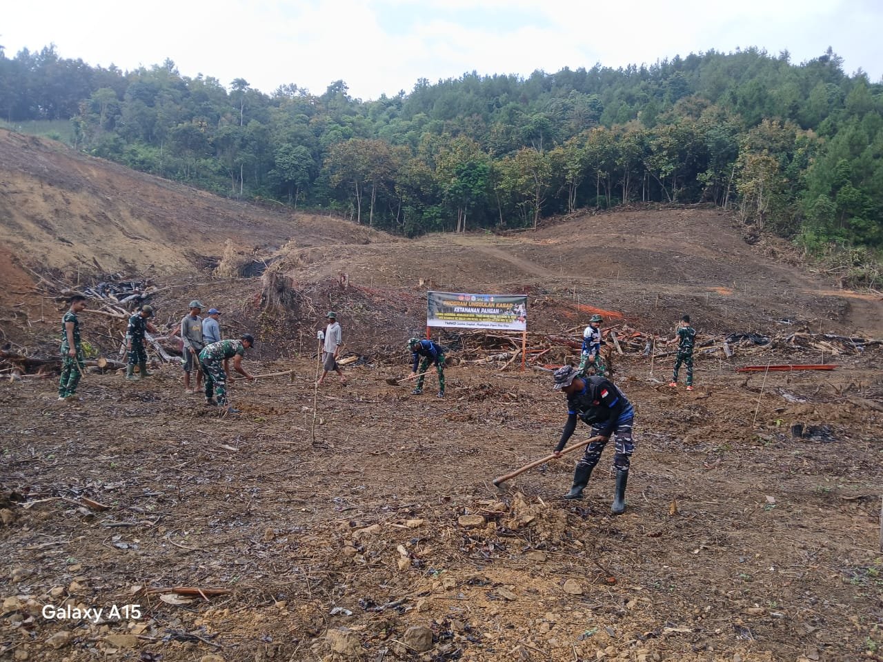 Penanaman Alpukat sebagai Upaya TMMD Ke-129 Mendukung Ketahanan Pangan