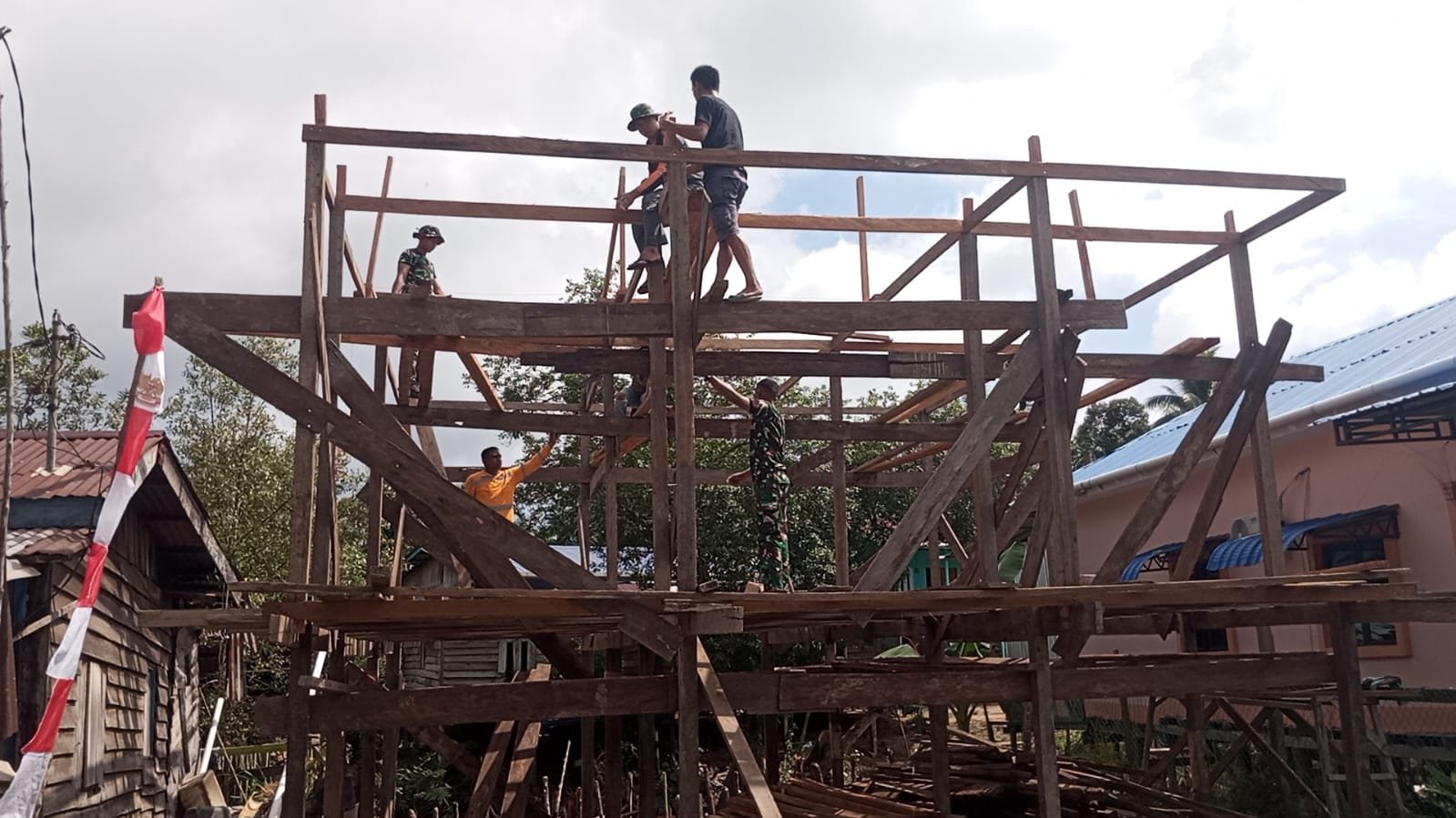 Progres RTLH Pak Hamsah Capai Tahap Pemasangan Atap, Satgas TMMD Kodim 0911/Nunukan Wujudkan Hunian Layak