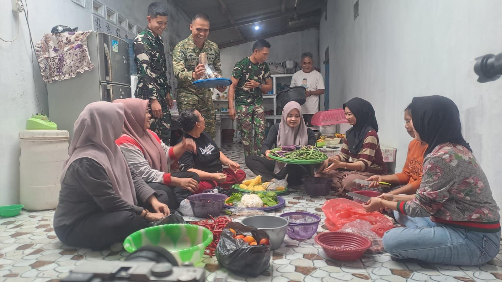 Satgas TMMD Kodim 0413/Bangka Turun ke Dapur, Perkuat Kebersamaan dengan Ibu-Ibu Desa Deniang