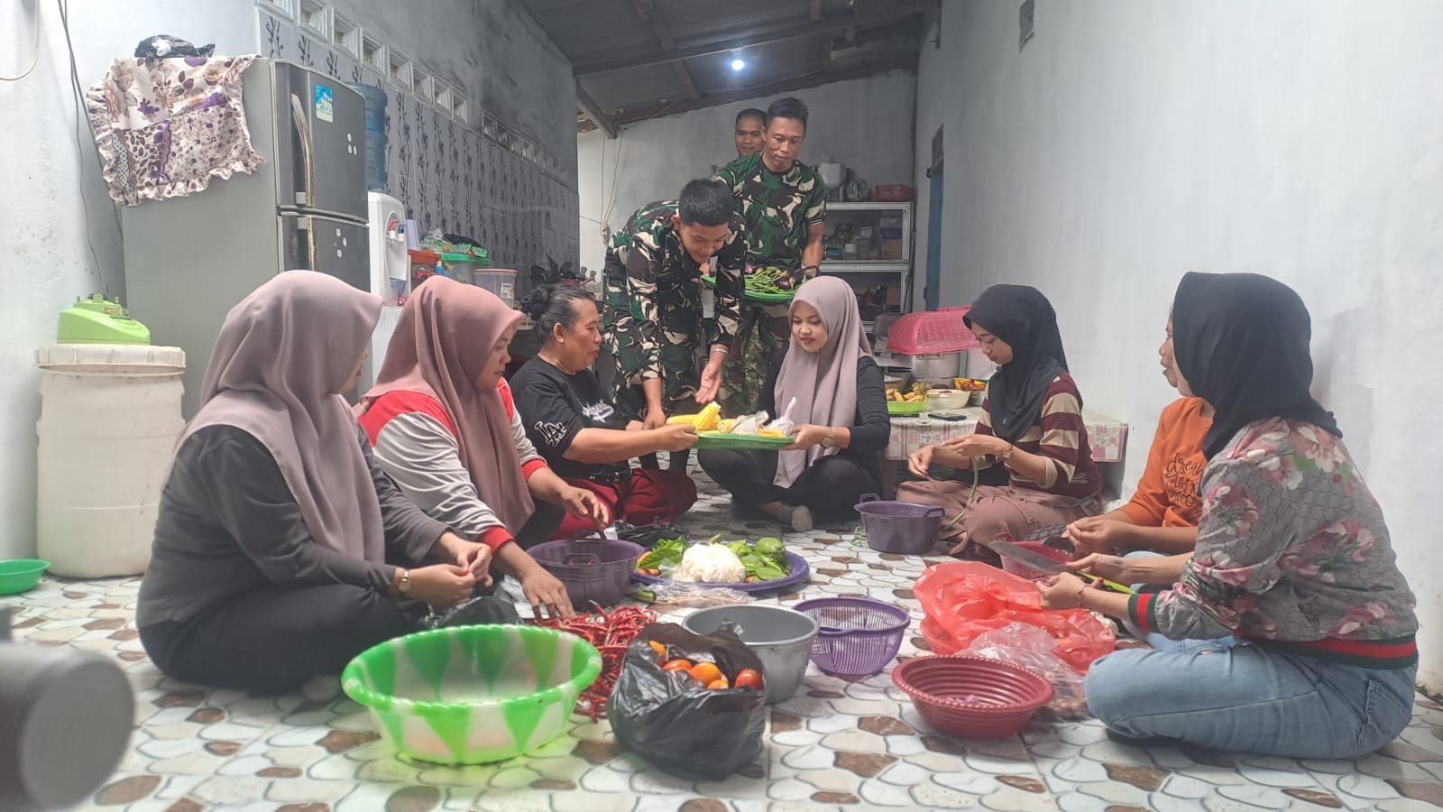 Bangun Kebersamaan Lewat Ngagung, Satgas TMMD Kodim 0413/Bangka Pererat Silaturahmi dengan Warga