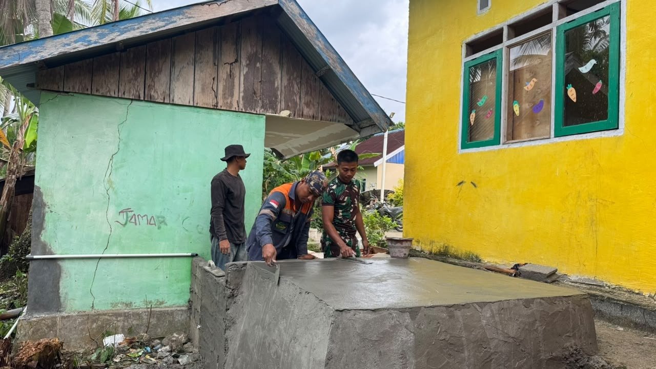 Satgas TMMD dan Warga Lanjutkan Pemasangan Dudukan Tandon Air Program Manunggal Air Bersih di SDN Desa Pulau Dua