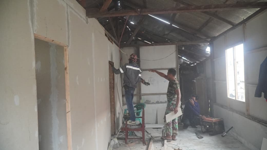 Renovasi RTLH Bapak Suhardin di Desa Umbele Lama Masuki Tahap Pemasangan Kalsiboard dan Pengecatan