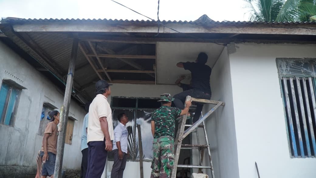 Pemasangan Plafon RTLH Bapak Hardi di Desa Pulau Dua Capai Progres Positif