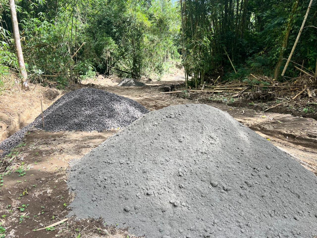 Distribusi Material Diintensifkan, Satgas TMMD Ke-129 Pastikan Pembangunan Rabat Beton Berjalan Lancar