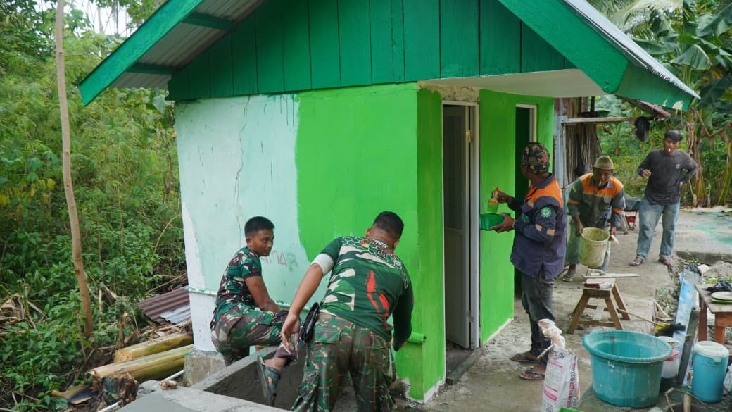 Pengecatan Dinding MCK SDN Desa Pulau Dua, Bukti Nyata Kinerja Satgas TMMD
