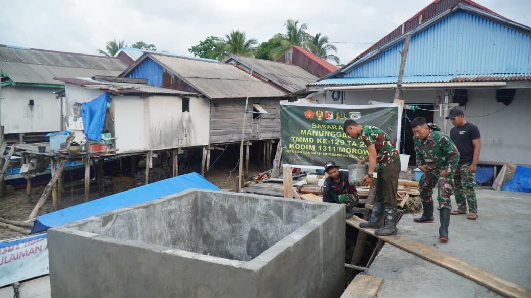 Plester Dinding Bak Penampungan Air Manunggal Air di Desa Umbele Terus Berlanjut