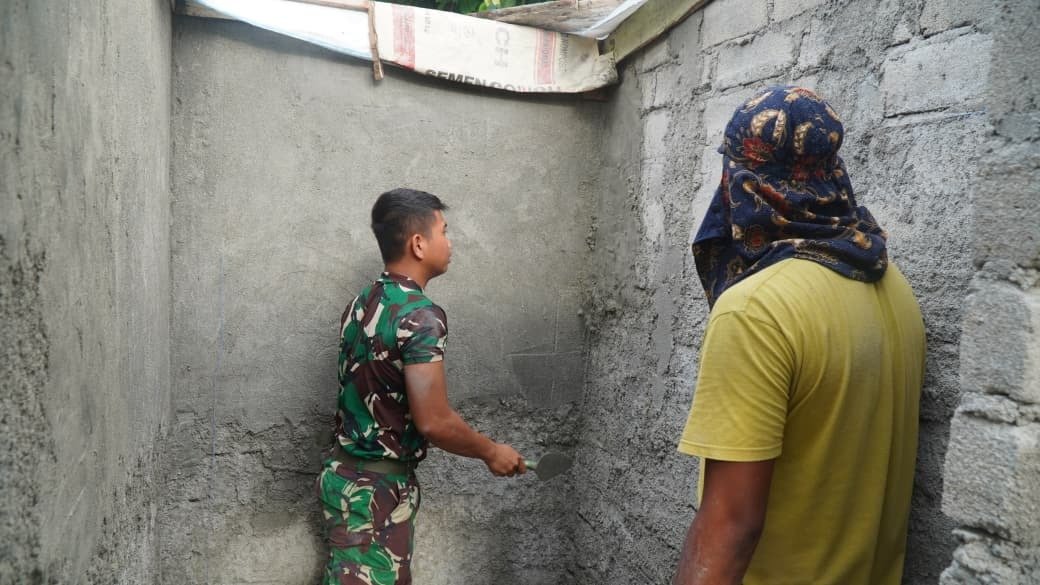 Plester Dinding MCK Masjid Quba Desa Umbele Terus Berlanjut bukti nyata kinerja Satgas TMMD