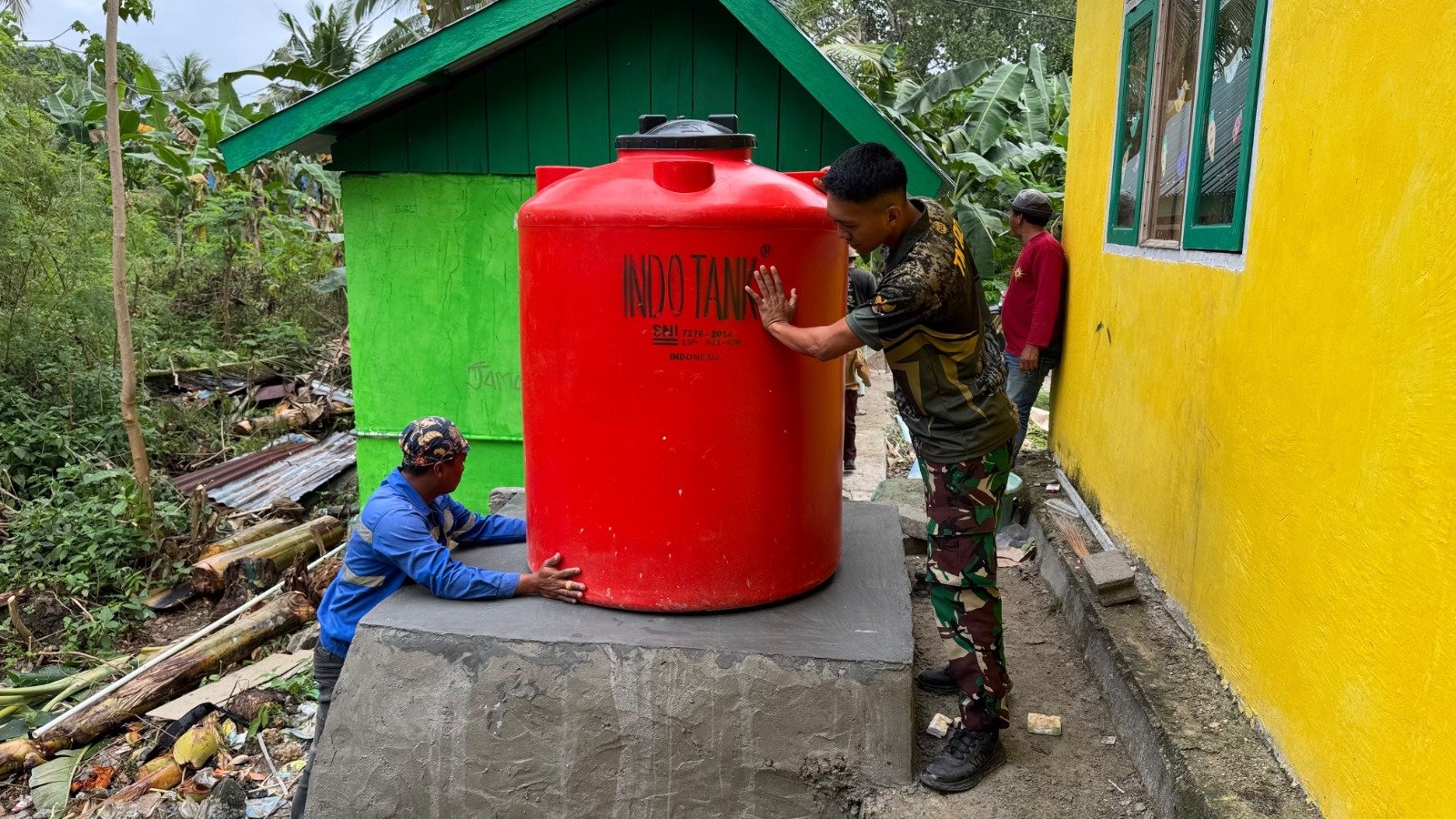 Pemasangan Tandon Air Manunggal Air Bersih di SDN Pulau Dua Masuki Tahap Pemasangan Tandon