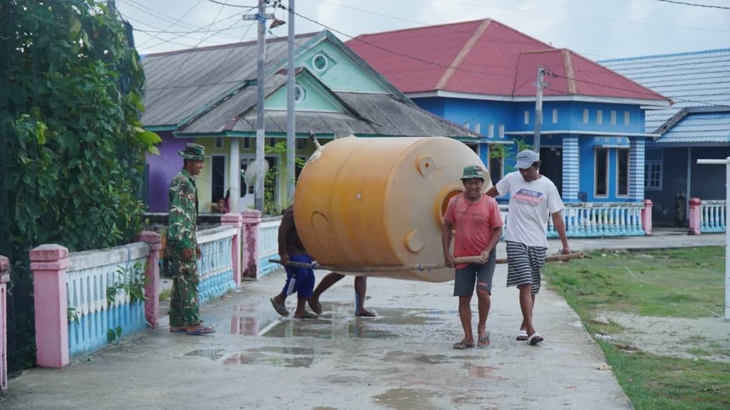 Gotong Royong Angkat Tower Air, Satgas TMMD Ke-129 Bersama Warga Percepat Pekerjaan Manunggal Air di Desa Umbele