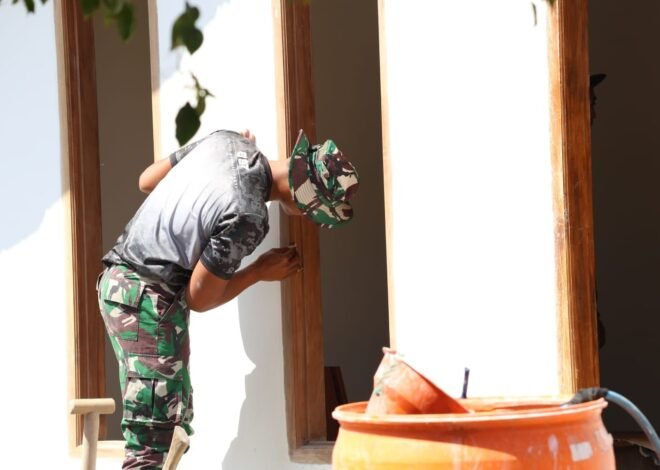 Momen Santun di Tengah Deru TMMD: Tangan Dingin Prada Luki Titipkan Kasih lewat Amplasan Kusen Ibu Kemi