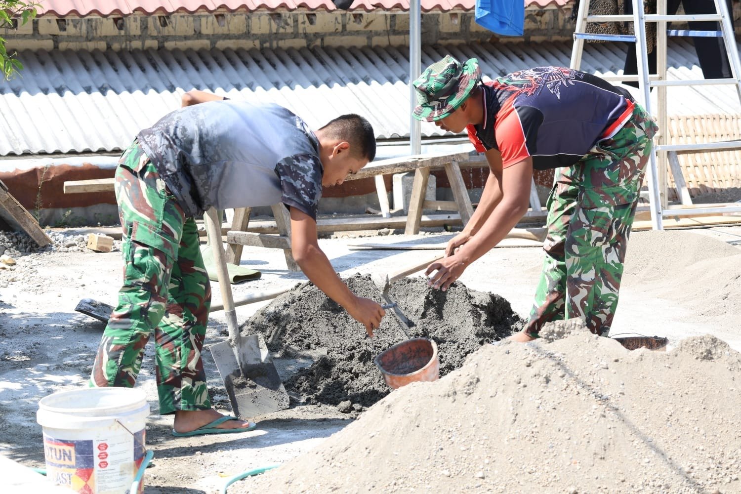 Tak Main-Main! Satgas TMMD 129 Kodim 0812/Lamongan Racik Adukan Semen Kualitas Super Demi Lantai Kramik Kokoh RTLH Desa Tlemang
