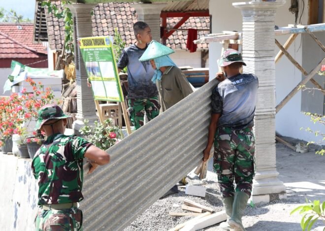 Sentuhan Hangat di Bawah Naungan Esbes: Anggota Satgas TMMD 129 Kodim 0812/Lamongan Bahu-Membahu Pasang Atap Teras Rumah Warga