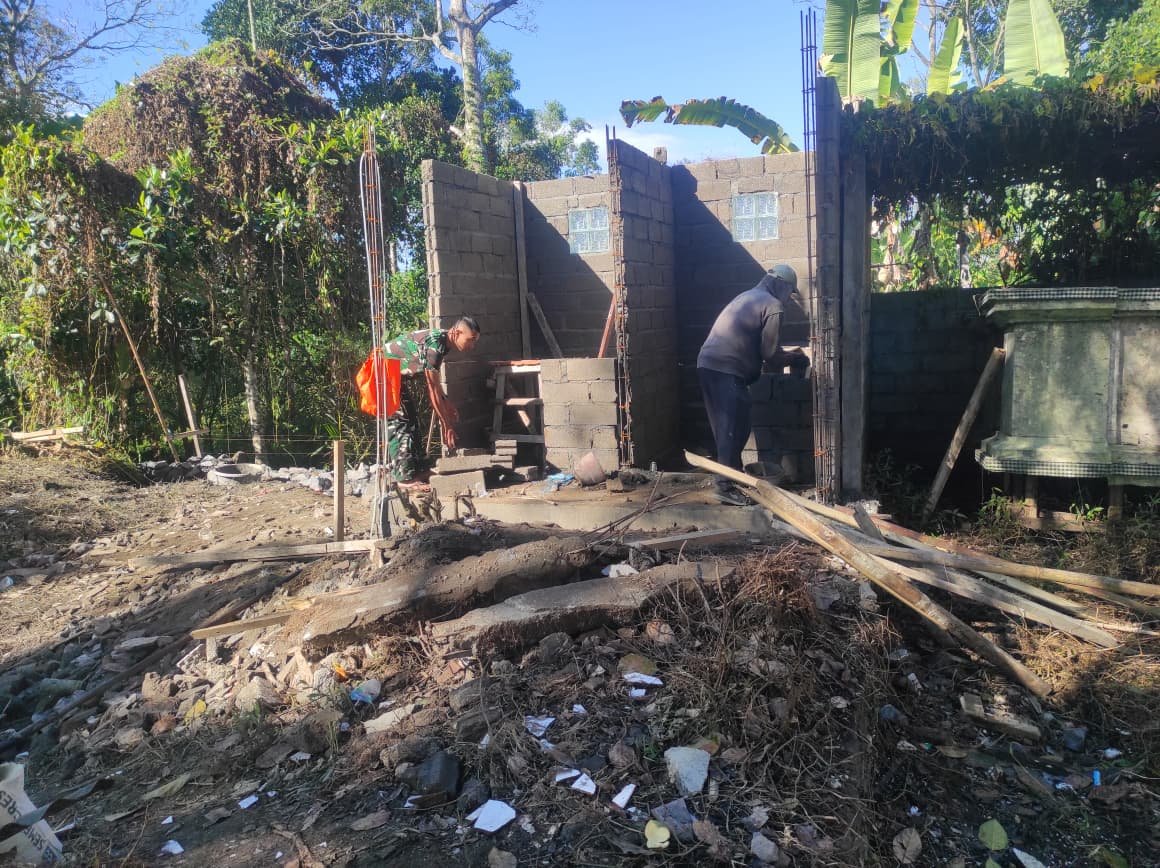 Pemasangan Batako MCK TMMD Ke-129 Kodim 1626/Bangli Jadi Penanda Progres Pembangunan Terus Berjalan