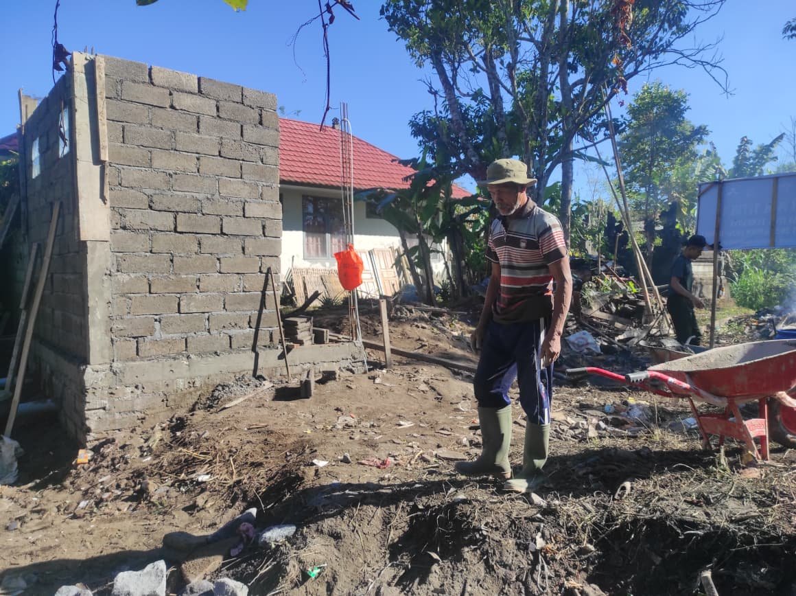 Gotong Royong Satgas TMMD dan Warga Percepat Pembangunan MCK di Desa Sekardadi