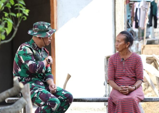 Kehangatan di Teras Rumah Baru: Dansatgas TMMD 129 Disambut Haru Bu Kemi, Penerima Manfaat Program Rutilahu  ​