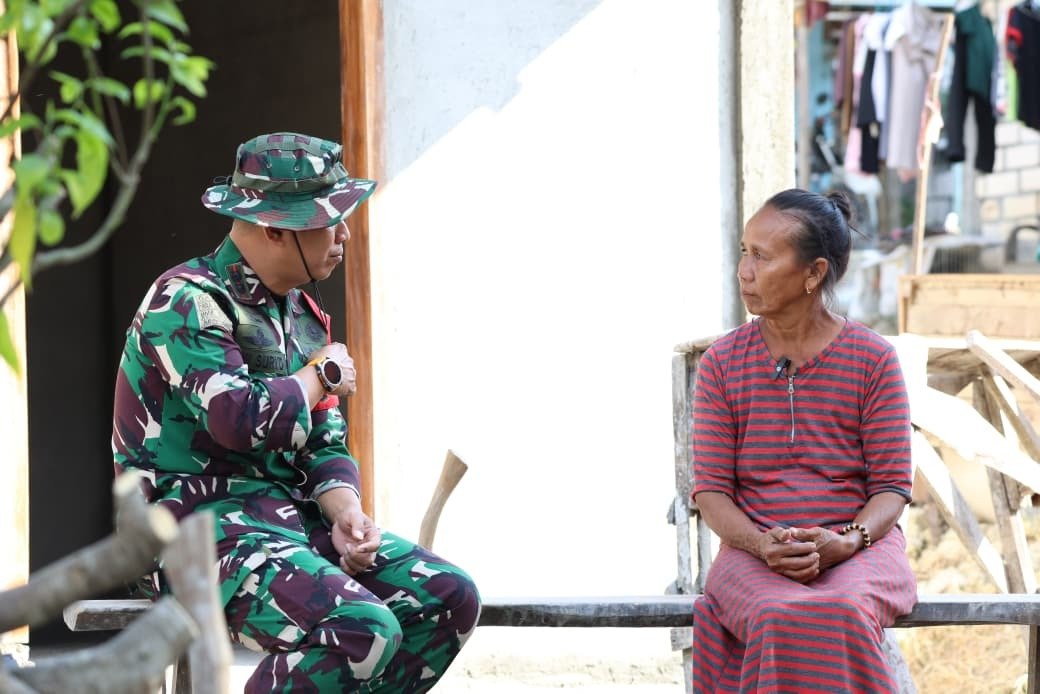 Kehangatan di Teras Rumah Baru: Dansatgas TMMD 129 Disambut Haru Bu Kemi, Penerima Manfaat Program Rutilahu  ​
