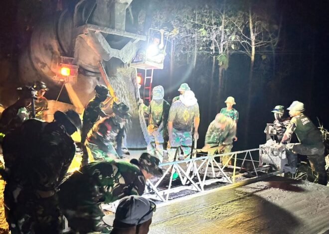 Tembus Kegelapan Malam, Satgas TMMD 129 Lembur Genjot Pengerjaan Jalan Rabat Beton di Desa Tlemang
