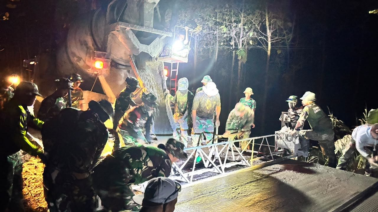 Tembus Kegelapan Malam, Satgas TMMD 129 Lembur Genjot Pengerjaan Jalan Rabat Beton di Desa Tlemang