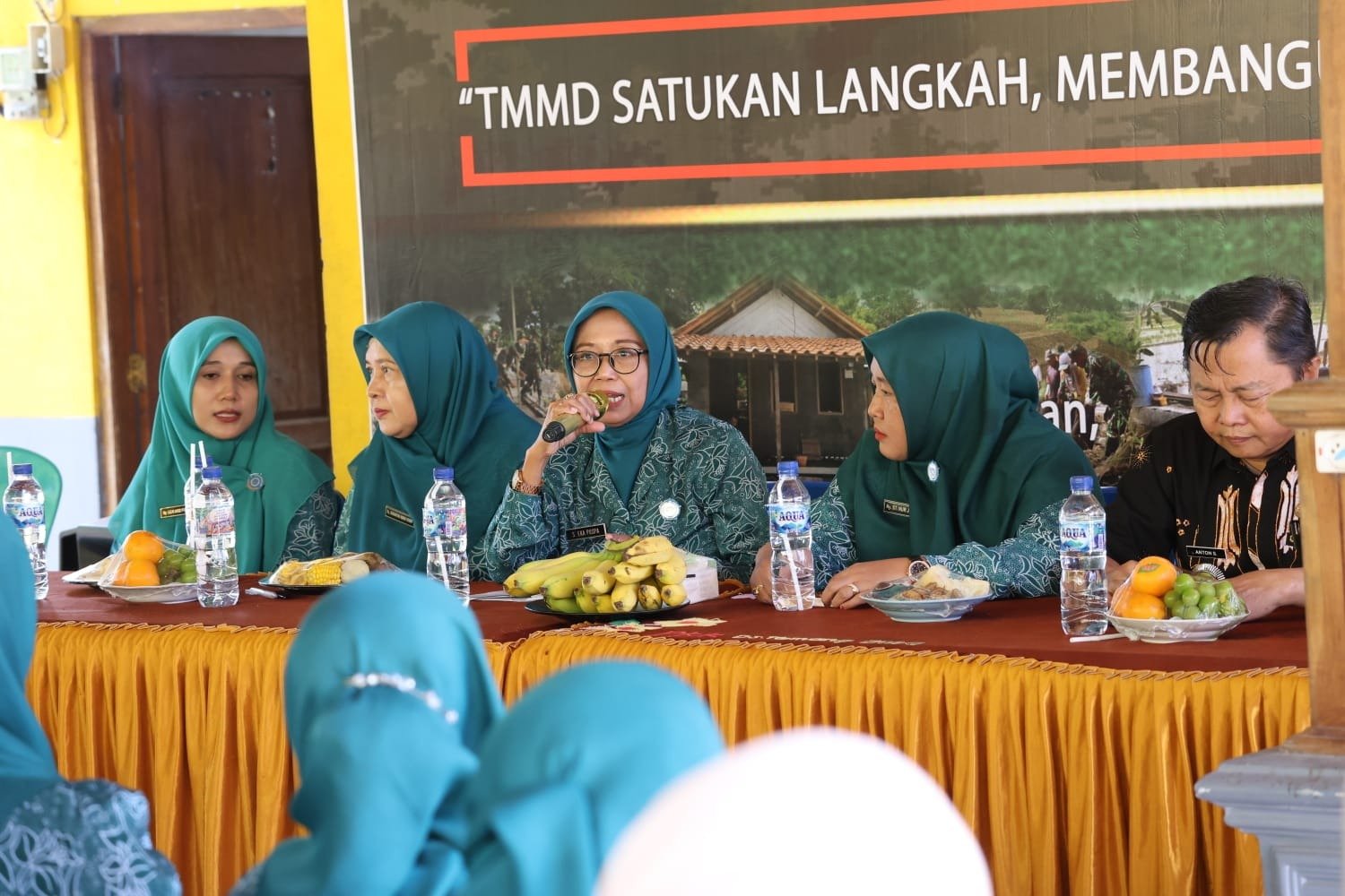 Dukung TMMD 129, DPMD dan TP PKK Lamongan Gelar Pembinaan Administrasi serta Pemberian Nutrisi Ibu Hamil di Desa Tlemang