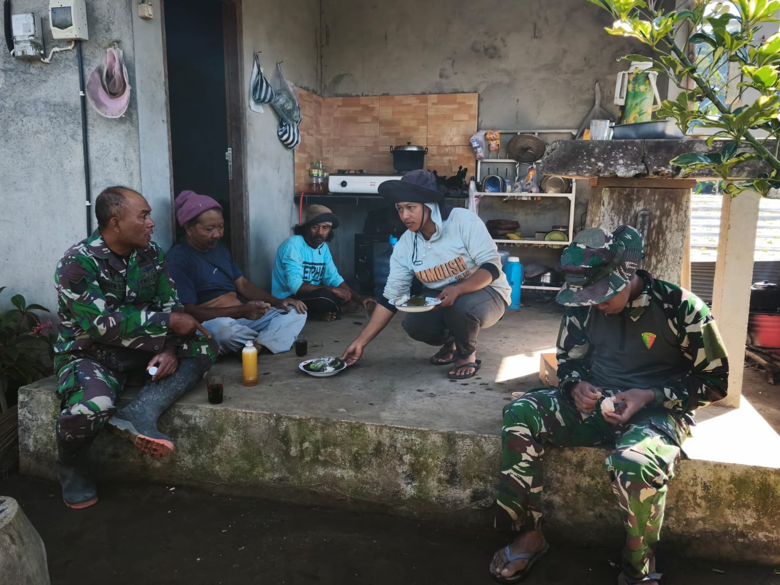 Secangkir Kopi Jadi Ruang Satgas TMMD Ke-129 Serap Aspirasi Masyarakat Desa Sekardadi