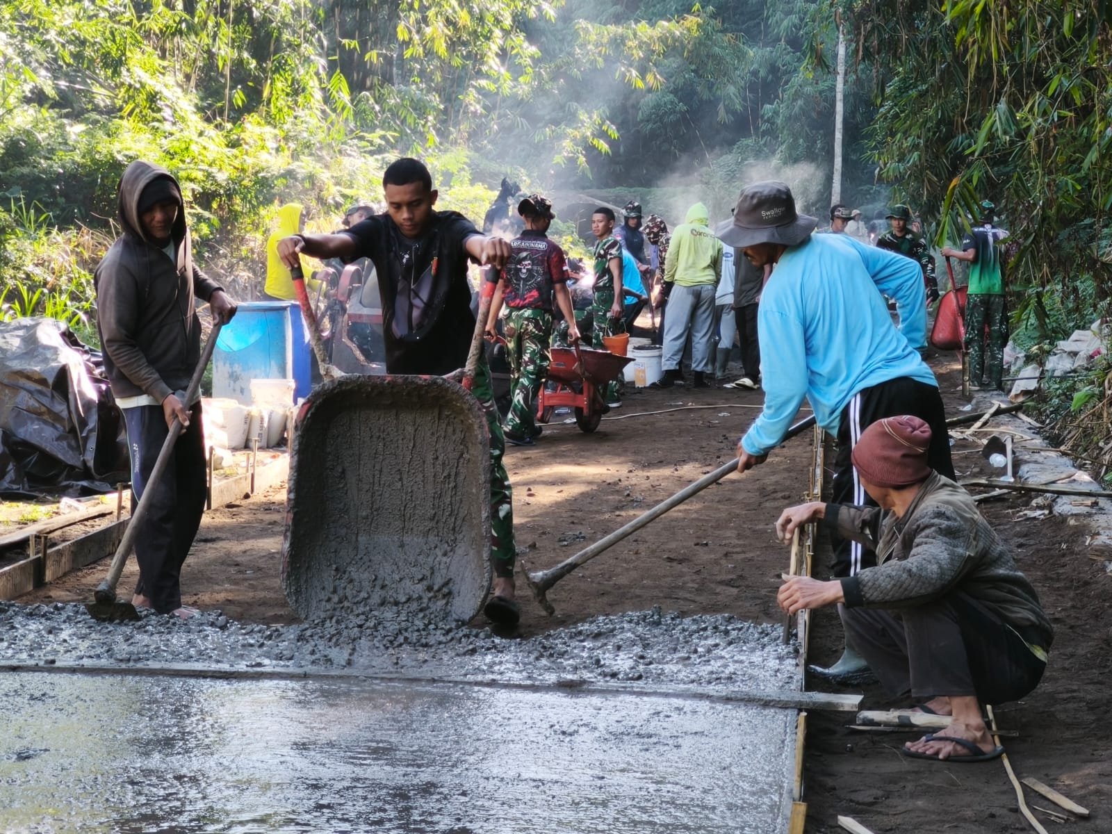 Gotong Royong Jadi Kekuatan Utama Satgas TMMD Ke-129 dan Warga Bangun Desa Sekardadi