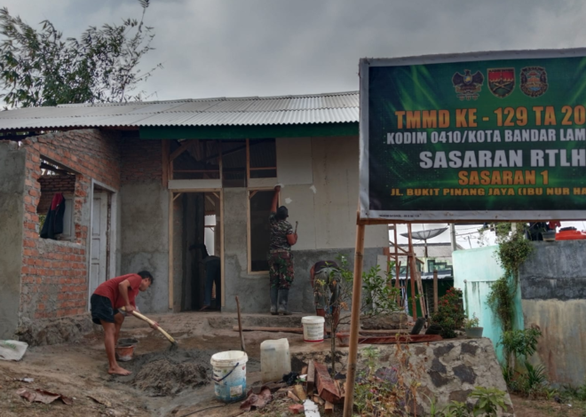 Sentuhan Kemanunggalan Di Kediaman Ibu Nur Hayati: Satgas TMMD Bedah Rumah di Jalan Bukit Pinang Jaya Bandar Lampung