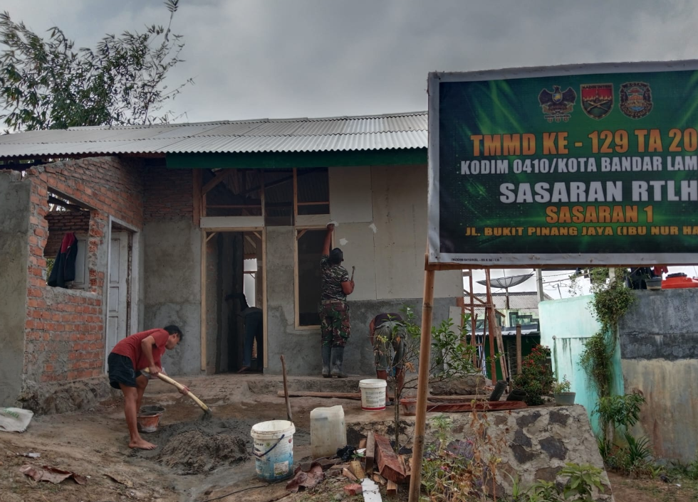 Sentuhan Kemanunggalan Di Kediaman Ibu Nur Hayati: Satgas TMMD Bedah Rumah di Jalan Bukit Pinang Jaya Bandar Lampung
