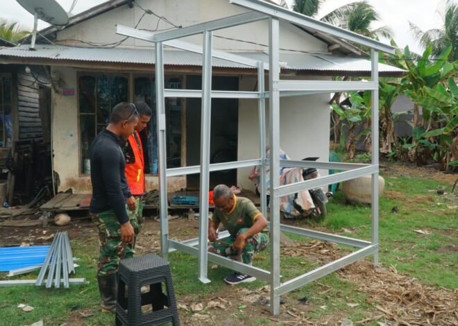 Gotong Royong Satgas TMMD dan Warga Percepat Perakitan MCK Milik Ibu Jumiah