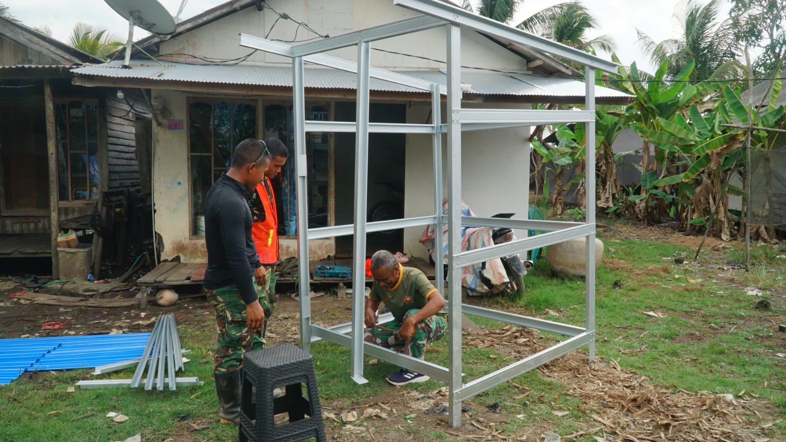 Gotong Royong Satgas TMMD dan Warga Percepat Perakitan MCK Milik Ibu Jumiah