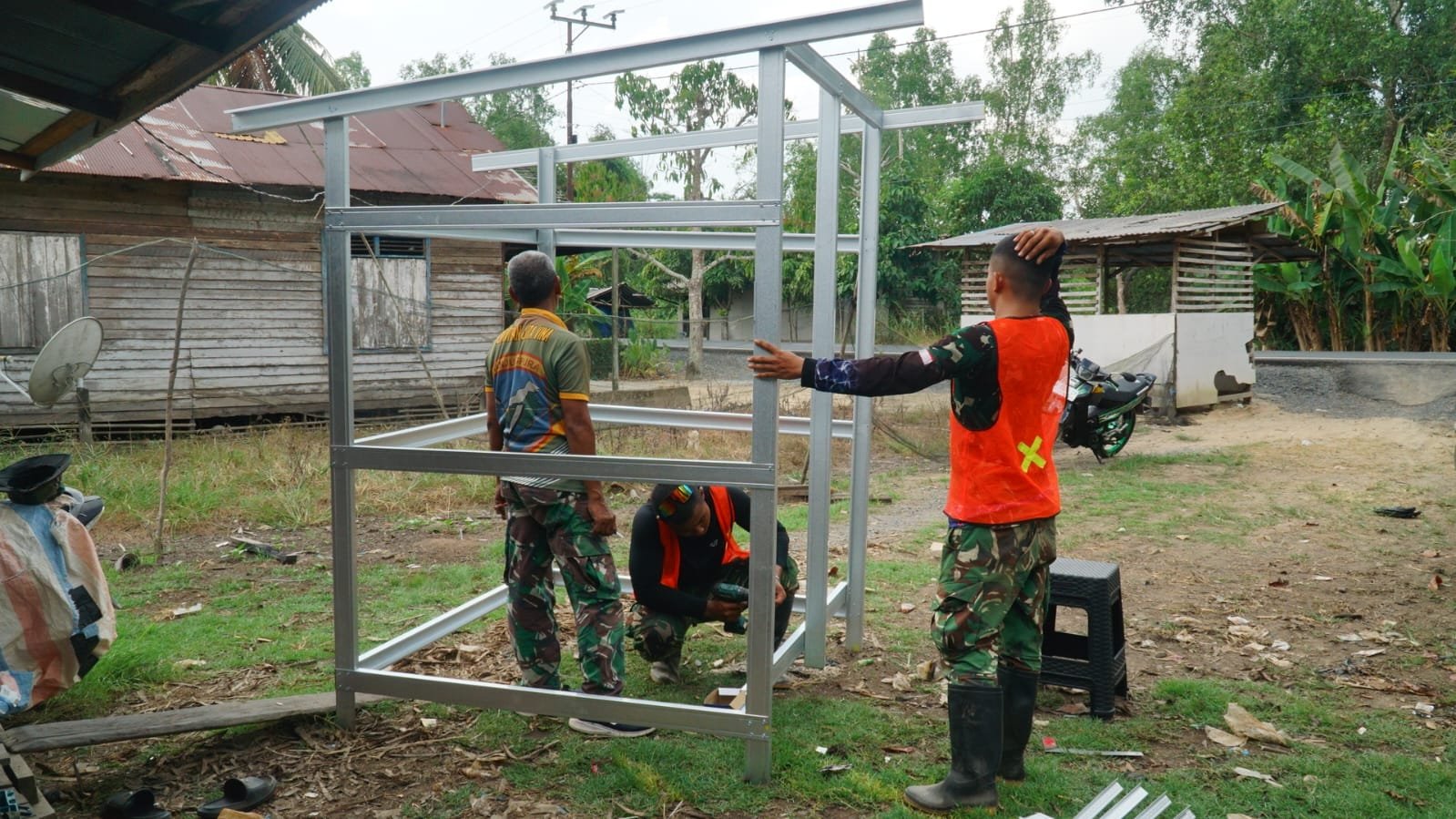 TMMD Ke-129 Hadirkan Sanitasi Layak, Rumah MCK Ibu Jumiah Mulai Dirakit