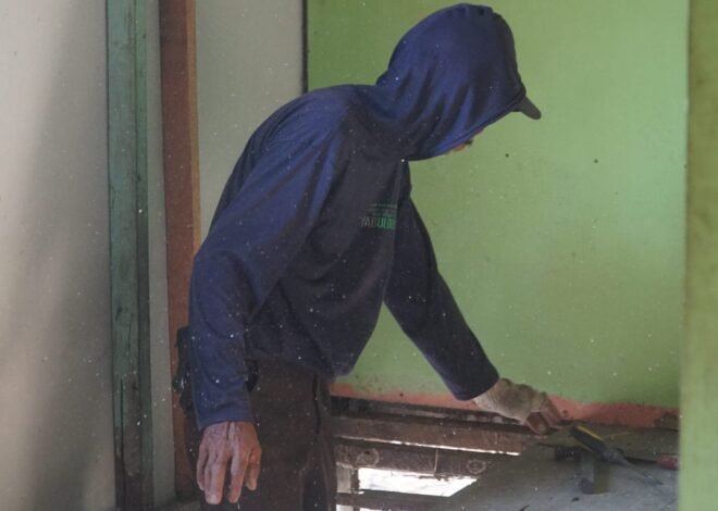Pembongkaran Lantai Kamar RTLH Ibu Wahida Jadi Tahapan Penting Pembangunan Rumah Layak Huni