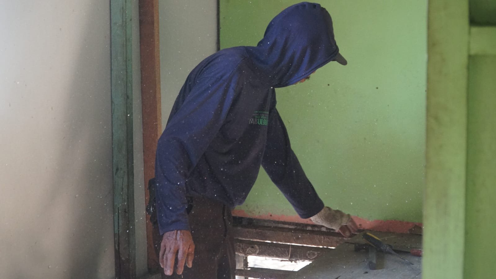 Pembongkaran Lantai Kamar RTLH Ibu Wahida Jadi Tahapan Penting Pembangunan Rumah Layak Huni